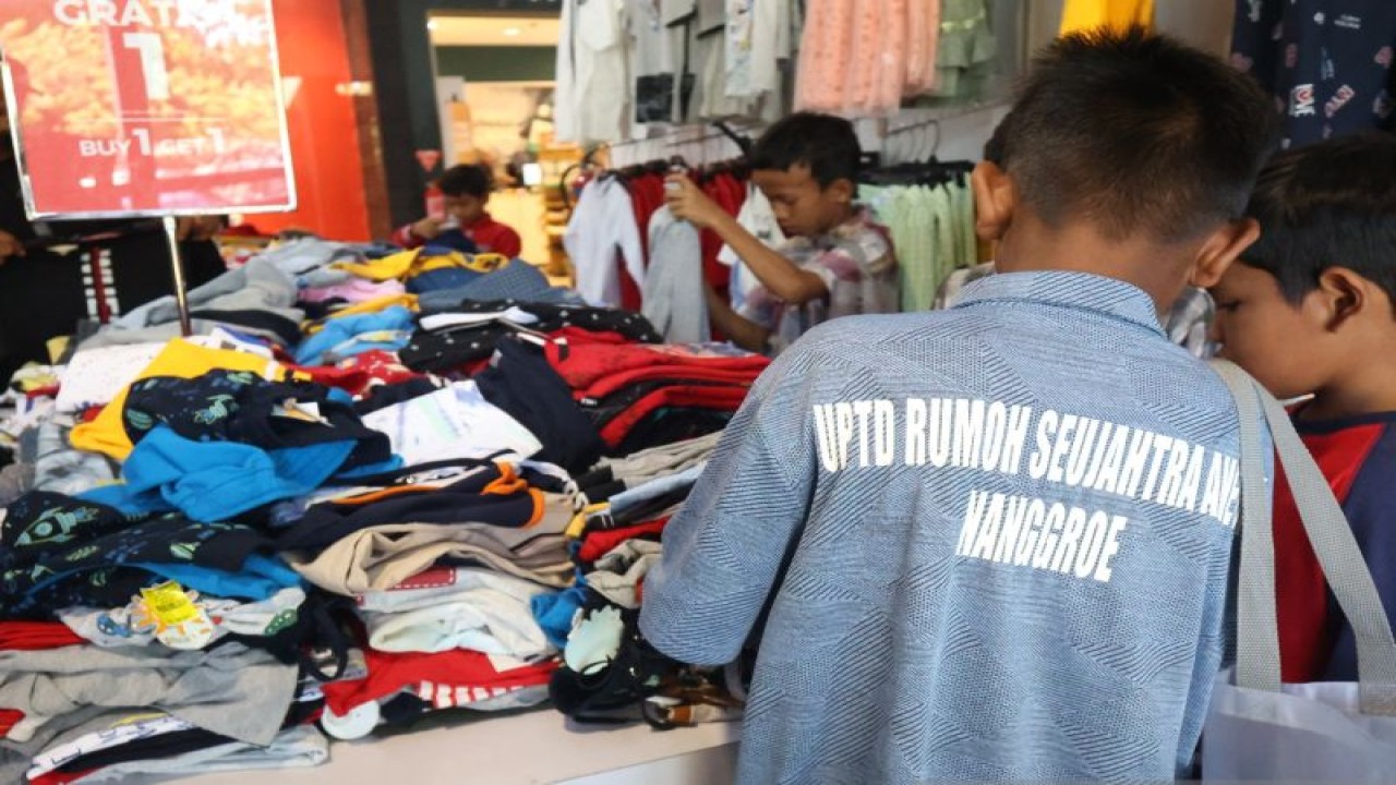 Anak-anak binaan Unit Pelaksana Teknis Daerah (UPTD) Rumoh Sejahtera Aneuk Nanggroe (RSAN) Dinas Sosial Aceh berbelanja baju baru persiapan menyambut Hari Raya Idul Fitri 1444 Hijriah di Plaza Aceh, Rabu (5/4/2023). (ANTARA/HO-RSAN)