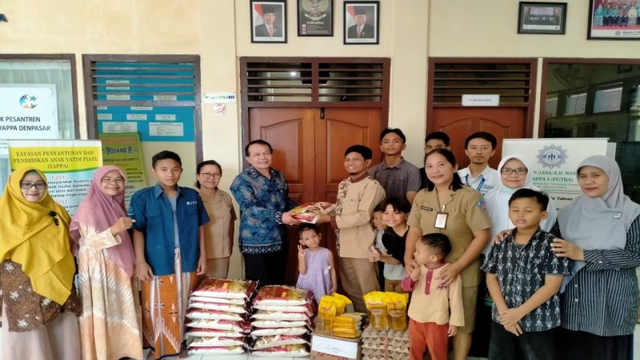 Kepala Dinsos P3A Bali I Dewa Gede Mahendra saat menyerahkan bantuan sosial ke LKSA, Denpasar, Kamis (27/4/2023). ANTARA/Ni Putu Putri Muliantari