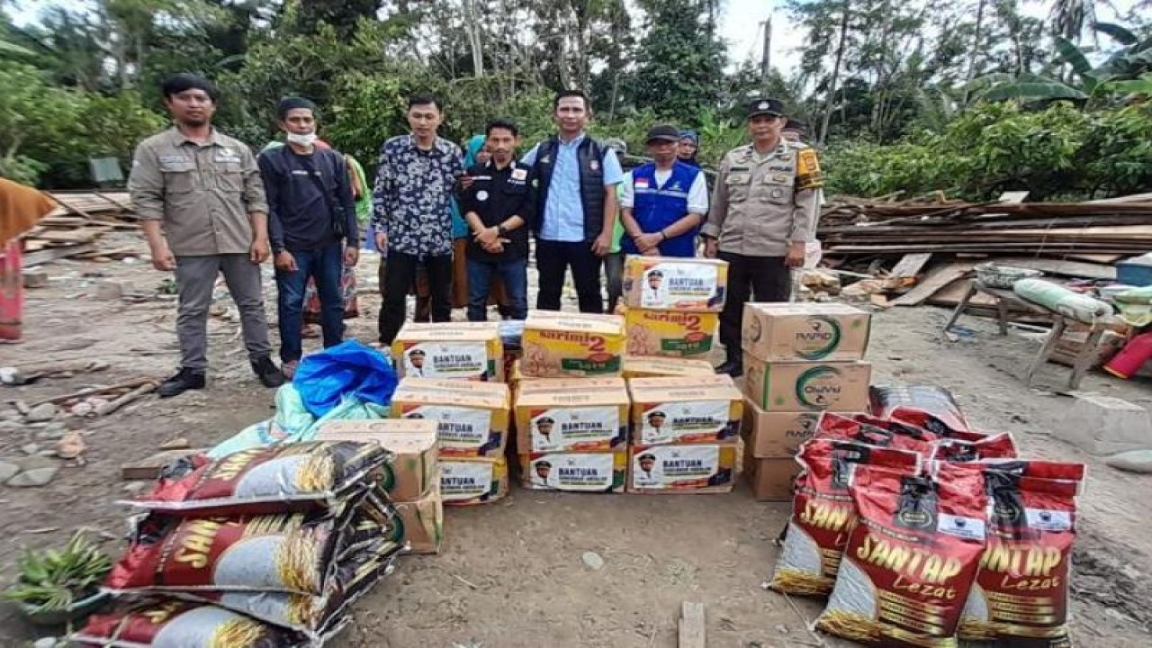 Penyaluran bantuan oleh Dinsos Sulsel kepada para korban angin puting beliung di Luwu Utara, Selasa (18/04/2023). ANTARA Foto/HO-Humas Dinsos Sulsel