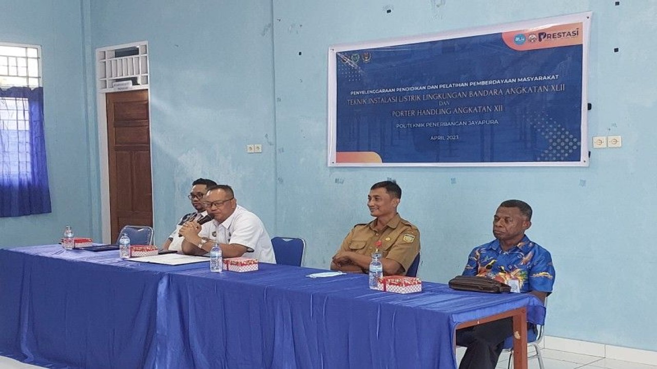 Direktur Poltekbang Jayapura Musri Kona saat membuka diklat di SMKN 5 Penerbangan Waibhu (HO-Poltekbang Jayapura)