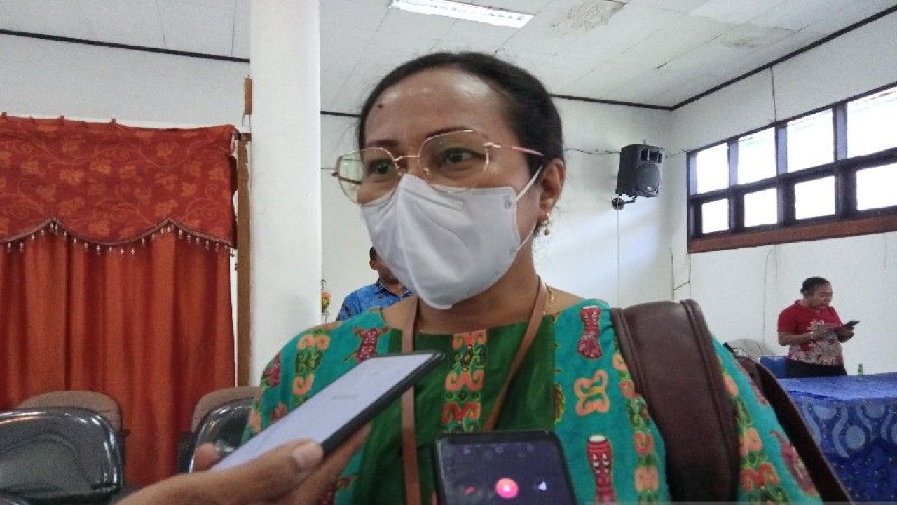 Direktur RSUD Yowari Jayapura Petronela Risamasu. ANTARA/Agustina Estevani Janggo