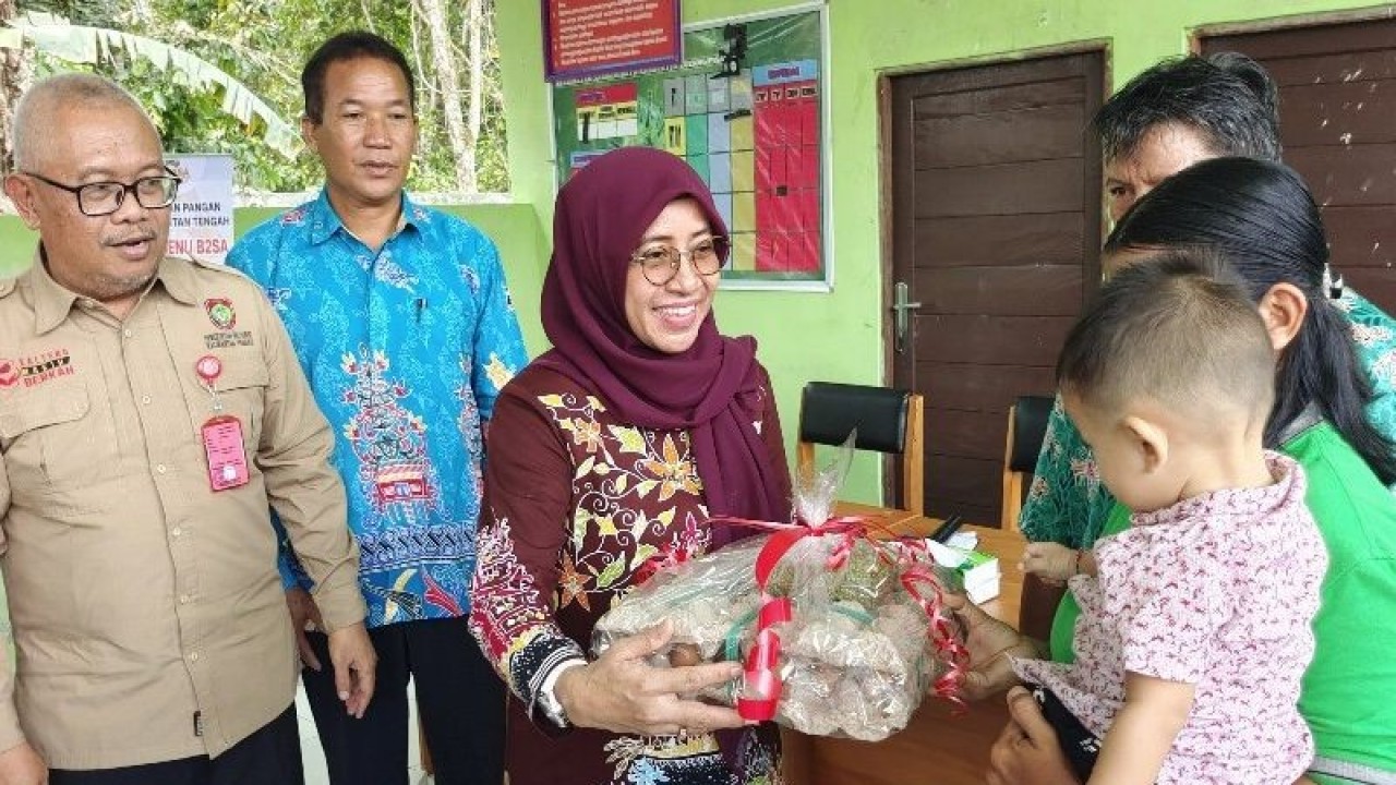 Dishanpang Kalteng memberikan bantuan berupa makanan tambahan untuk menanggulangi permasalahan stunting di Desa Saka Kajang, Kecamatan Jabiren Raya, Kabupaten Pulang Pisau, Kamis, (27/4/2023). (ANTARA/Muhammad Arif Hidayat)