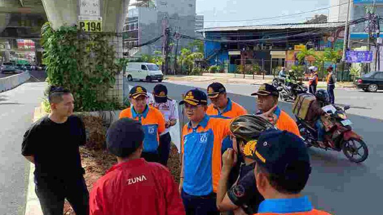 Kepala Dinas Perhubungan (Dishub) DKI Jakarta Syafrin Liputo di Simpang Santa, Jakarta Selatan, Minggu (16/4/2023). ANTARA/HO-PPID DKI Jakarta/am.