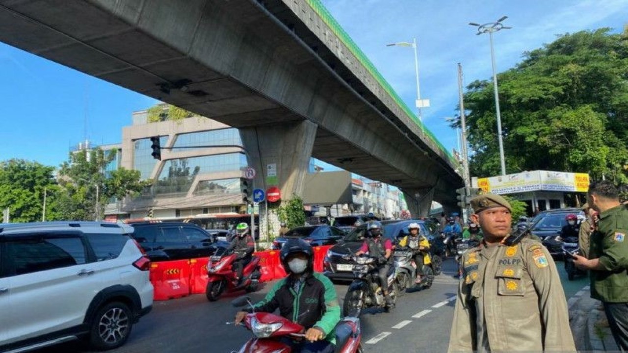 Kawasan Simpang Santa yang dipadati pengendara mobil hingga motor, Jakarta Selatan, Jumat (14/4/2023). ANTARA/Luthfia Miranda Putri