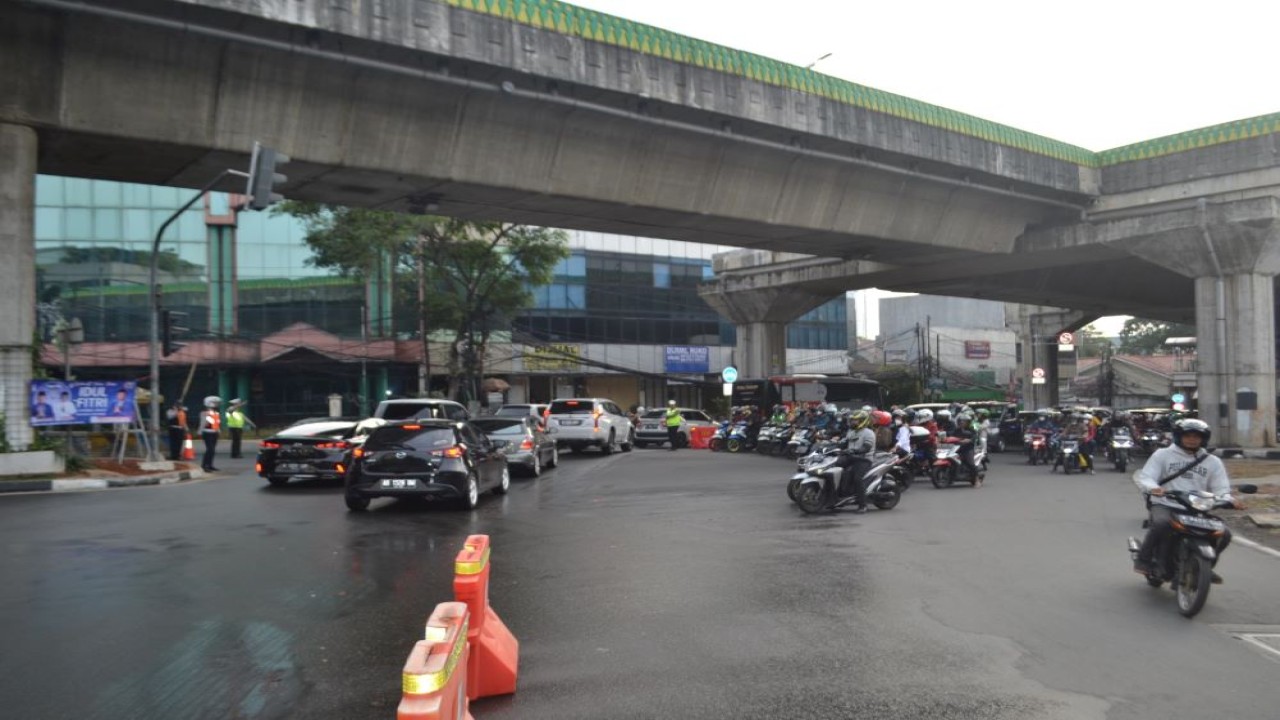 Dinas Perhubungan (Dishub) DKI Jakarta melakukan beberapa penyesuaian pengaturan lalu lintas yang mulai diberlakukan pada Senin (17/4/2023) malam di Jalan Wijaya I-Jalan Wolter Monginsidi-Jalan Suryo-Jalan Tendean (Simpang Santa), Jakarta Selatan (Jaksel). (Istimewa/PPID DKI Jakarta)
