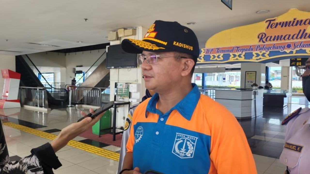 Kepala Dinas Perhubungan (Kadishub) DKI Jakarta Syafrin Liputo saat ditemui di Terminal Terpadu Pulo Gebang, Jakarta, Selasa (25/4/2023). (ANTARA/Sean Filo Muhamad)