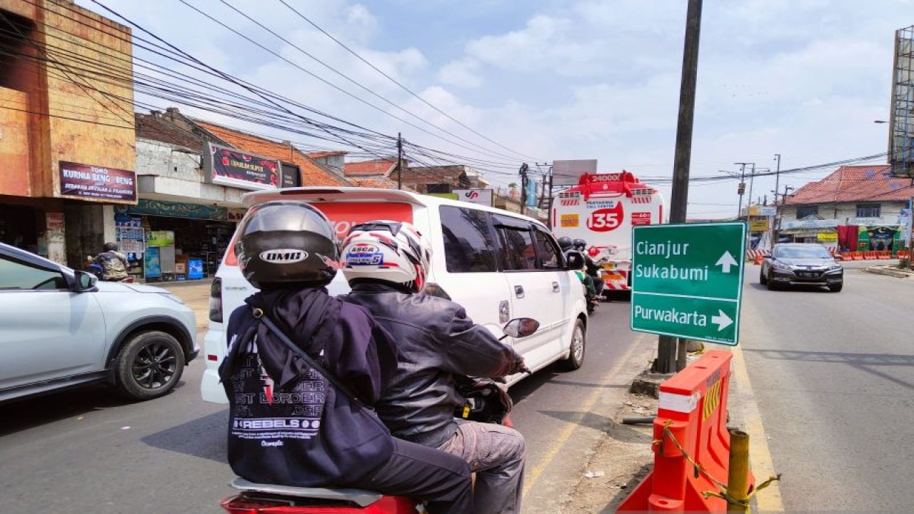 Kepadatan arus kendaraan dari arah Bandung yang melintas di pertigaan Pasar Tagog Padalarang, Bandung Barat, Jumat (28/4/2023). (ANTARA/Ricky Prayoga)
