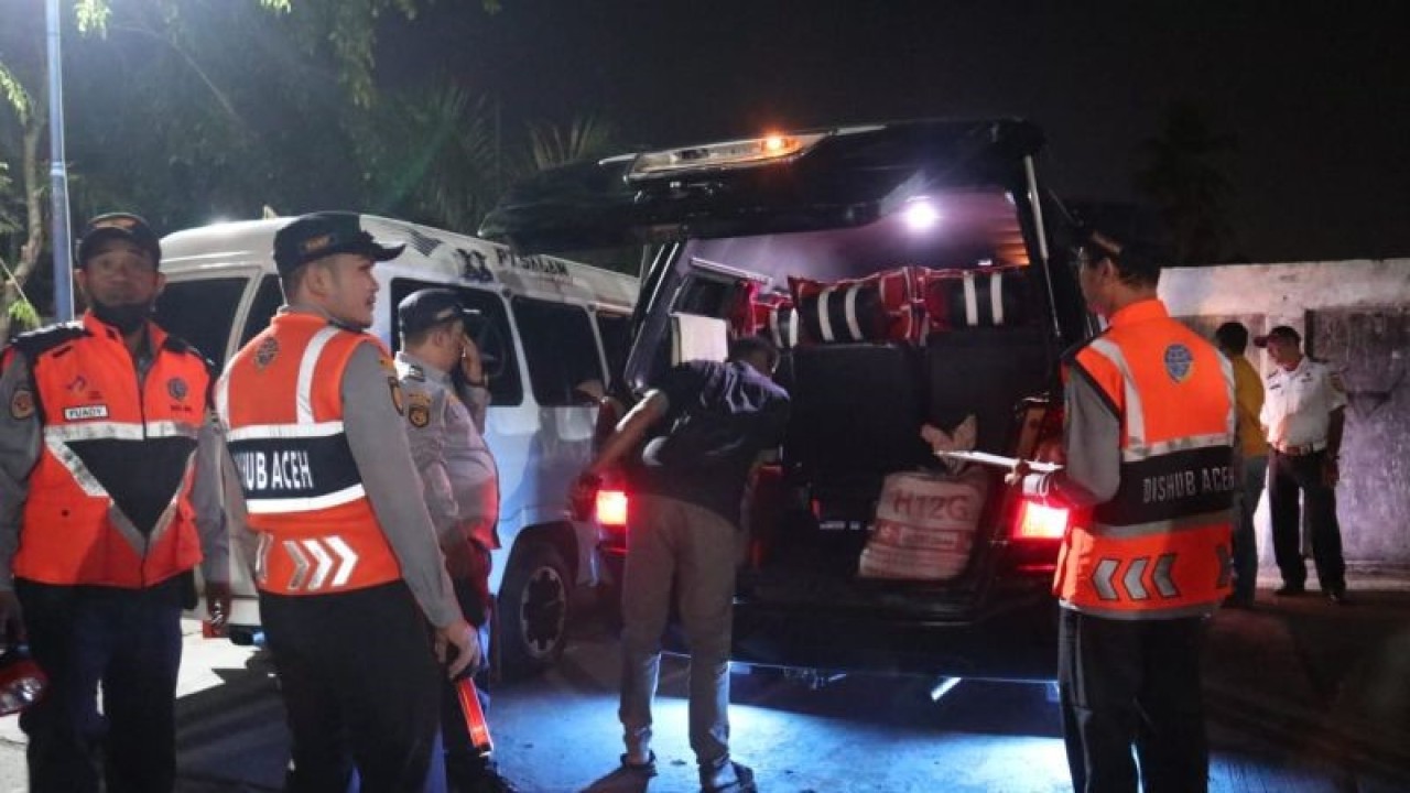 Dinas Perhubungan Banda Aceh saat melakukan ramp chek di Terminal L-300 Lueng Bata, Banda Aceh, Rabu (5/4/2023). ANTARA/Nurul Hasanah