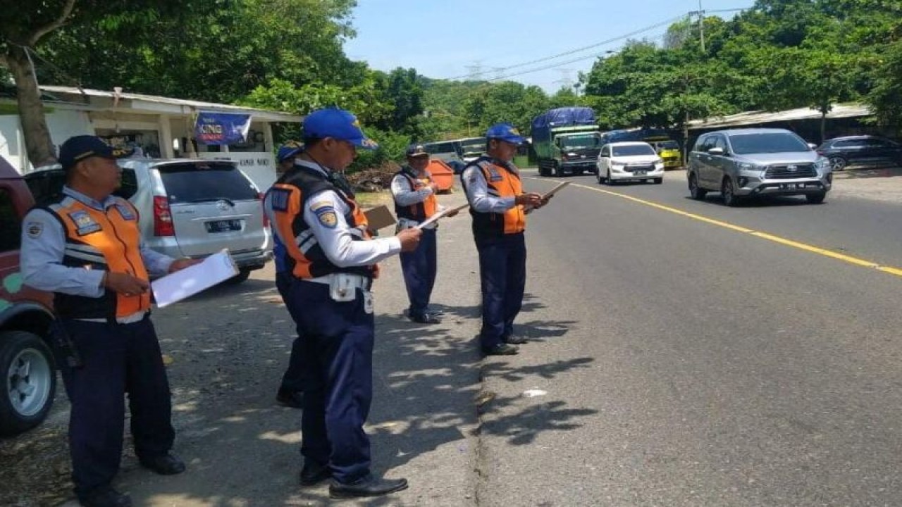 Petugas Dishub Probolinggo mulai melakukan penghitungan volume kendaraan di kabupaten setempat memasuki Ramadhan 1444 Hijriah (ANTARA/HO-Diskominfo Kabupaten Probolinggo)