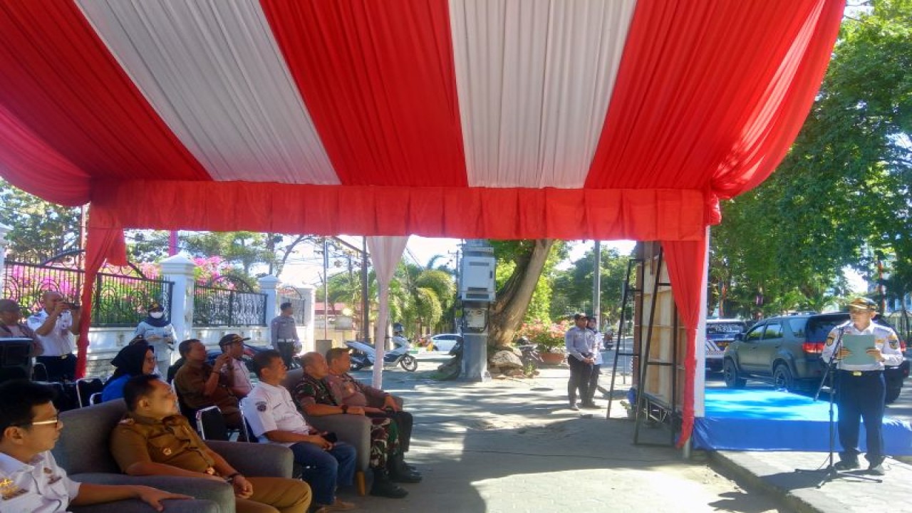 Plt Kadishub Sulteng Sumarno saat menyampaikan sambutannya dalam kegiatan melepas keberangkatan para pemudik di Palu, Senin (17/4/2023). (ANTARA/Nur Amalia Amir)