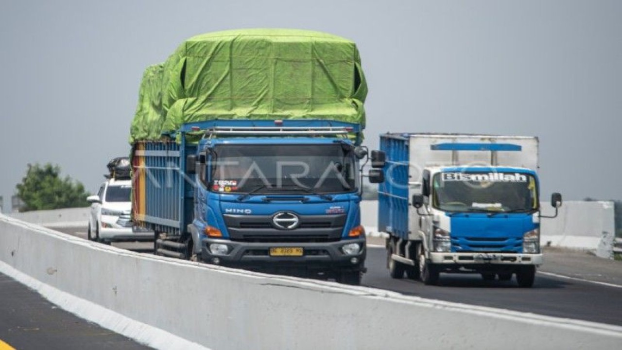 Sejumlah truk pengangkut barang melintas di Jalan Tol Trans Sumatera (JTTS) ruas Kayu Agung-Palembang (Kapal) di Kabupaten Ogan Komering Ili (OKI), Sumatera Selatan, Kamis (13/4/2023). Pemerintah mengatur pembatasan operasional angkutan Lebaran untuk jenis angkutan barang non sembako dan BBM dilarang melintas di Jalur mudik mulai tanggal 17 April 2023 atau pada H-5 Lebaran. (Dok ANTARA)