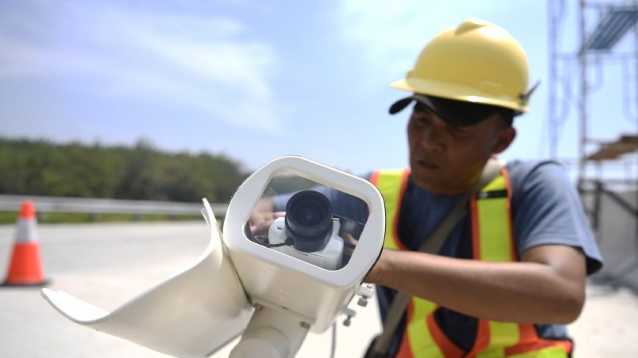 Arsip Foto. Petugas memasang kamera CCTV di Jalan Tol Trans Jawa ruas Semarang-Batang, Jawa Tengah. (ANTARA FOTO/Puspa Perwitasari/pras)