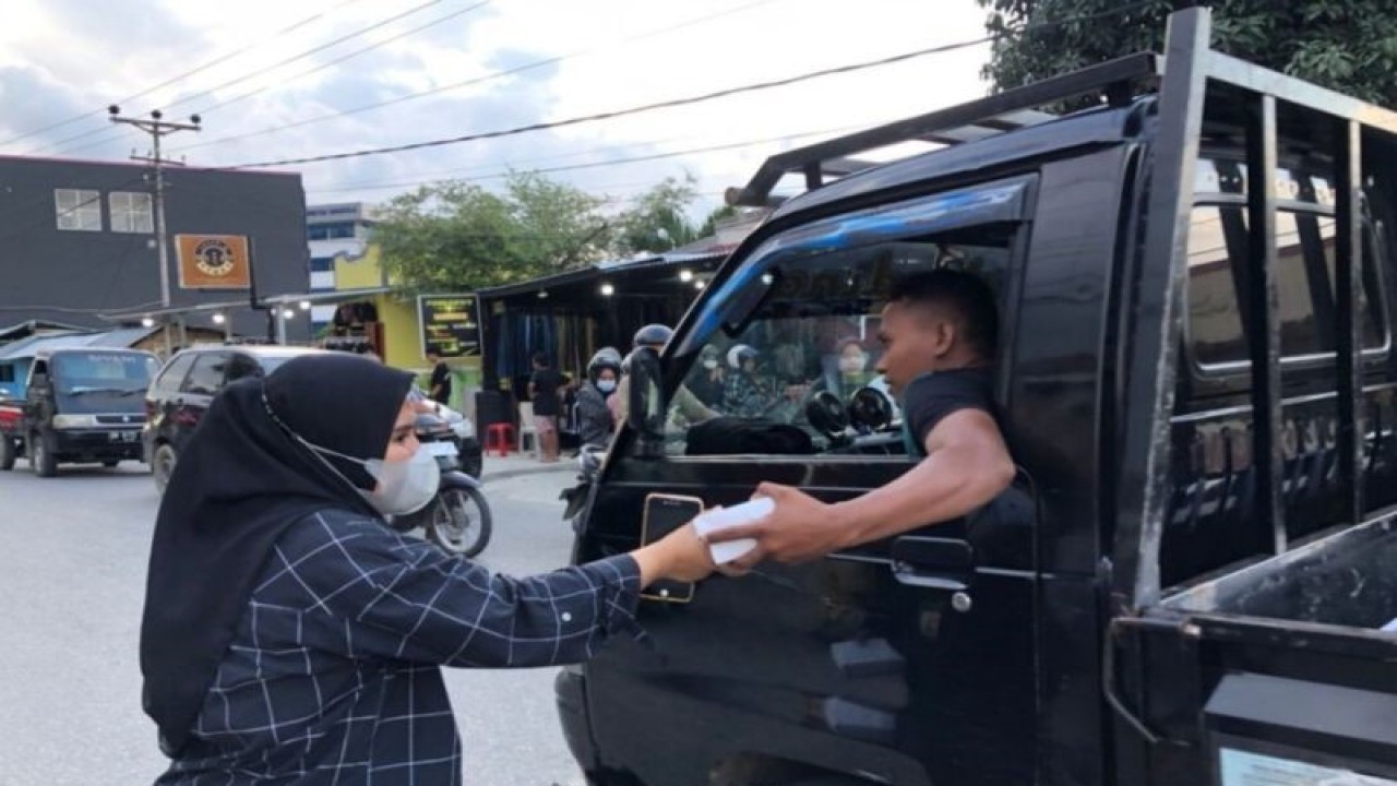 Diskominfotik Provinsi Gorontalo, membagikan takjil kepada warga dan pengendara yang melintasi Jalan Sultan Botutihe, Kota Gorontalo. ANTARA/HO-Diskominfotik