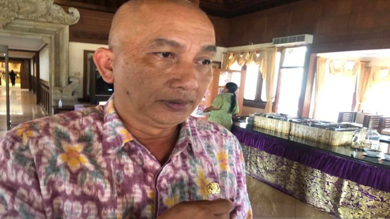 Kepal Disnaker Bali Ida Bagus Setiawan saat diwawancara terkait posko pengaduan THR di Denpasar. (ANTARA/Ni Putu Putri Muliantari)