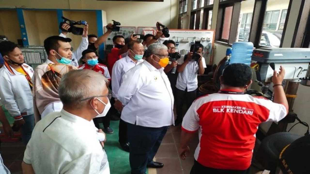 Gubernur Sultra Ali Mazi (tengah) didampingi Kepala Balai Produktivitas dan Pelatihan Kendari La Ode Haji Polondu saat meninjau pusat pelathan Otomotif di BLK Kendari. (Foto ANTARA/Azis Senong)