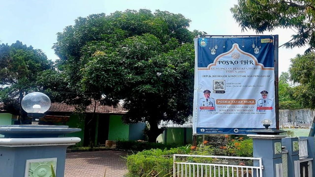Posko pengaduan THR di Kantor Dinas Ketenagakerjaan Situbondo. ANTARA/HO-Foto Disnaker Situbondo