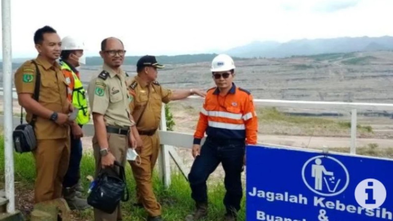 Tim dari Dinas Tenaga Kerja dan Transmigrasi Provinsi Kaltim saat meninjau lokasi peristiwa kecelakaan kerja di perusahaan tambang yang menewaskan salah seorang pekerjanya. (ANTARA/R. Wartono)