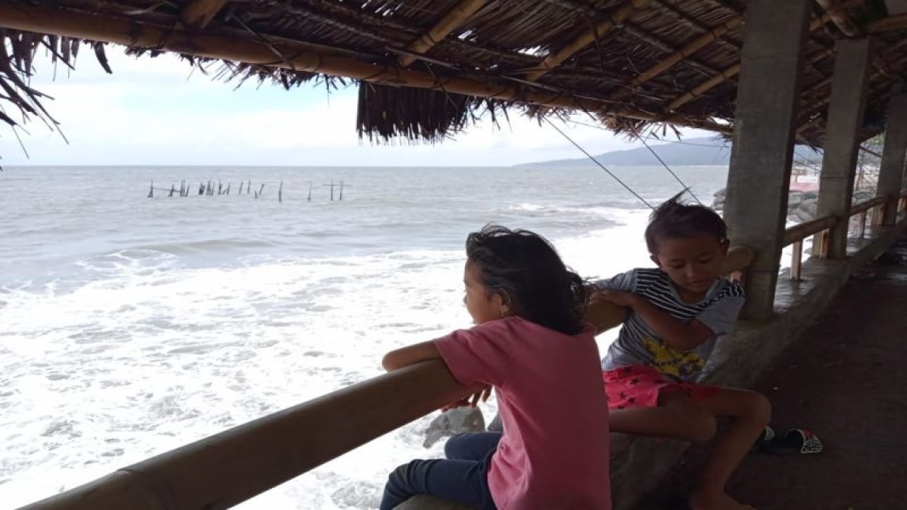 Pantai Ampenan Kota Mataram, Provinsi Nusa Tenggara Barat, salah satu objek wisata yang ramai dikunjungi saat libur. (ANTARA/Nirkomala)