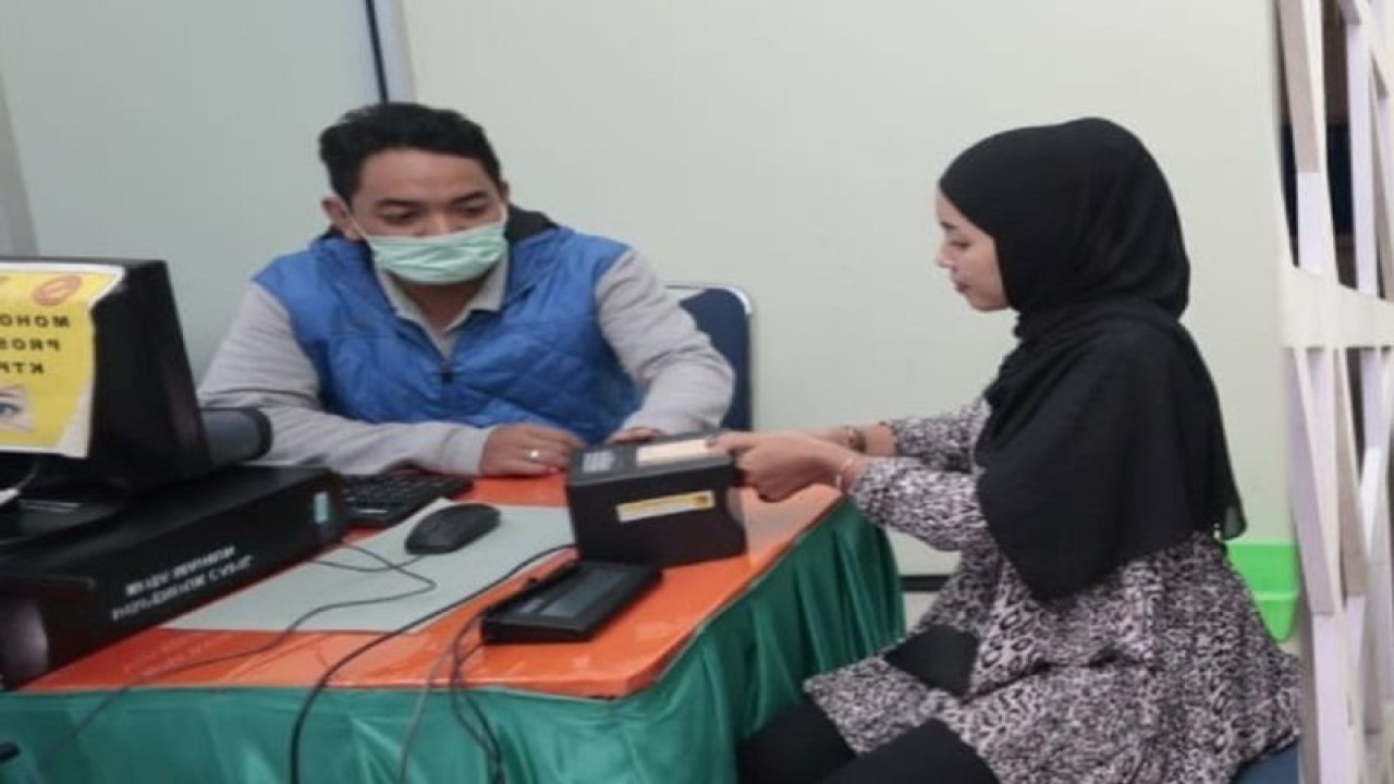 Petugas sedang melayani warga mengurus KTP elektronik di kantor Dispendukcapil Kota Madiun. Dispendukcapil Kota Madiun memberikan layanan kependudukan "Anti-Prei" selama libur Lebaran 2023 untuk melayani warga setempat yang mudik mengurus KTP,KK, dan layanann kependudukan lain. ANTARA/HO-Diskominfo Kota Madiun