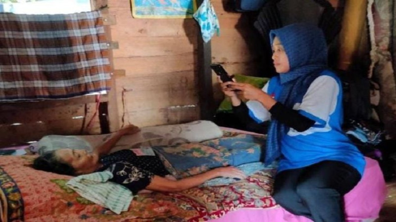 Petugas Kantorpos menyalurkan bantuan sosial (bansos) sembako dan PKH kepada salah satu keluarga penerima manfaat (KPM) di Makassar, Sulawesi Selatan, Selasa (11/4/2022) (Antara/HO/Pos Indonesia)