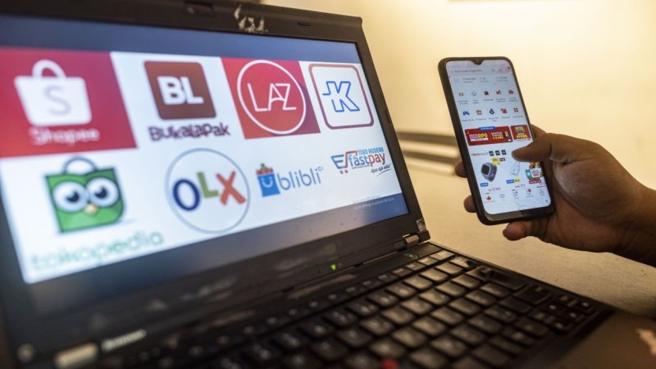 Warga mengakses aplikasi belanja daring di Jakarta, Sabtu (10/9/2022). Kementerian Keuangan hingga akhir Agustus 2022 mengumpulkan Rp8,2 triliun dari pengenaan Pajak Pertambahan Nilai (PPN) melalui Perdagangan yang Menggunakan Sistem Elektronik (PMSE) dari 106 pelaku usaha PMSE yang telah melakukan pemungutan dan penyetoran PPN ke kas negara. ANTARA FOTO/Aprillio Akbar/rwa.