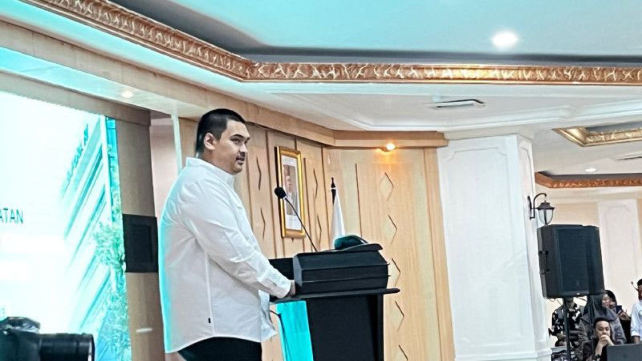 Menteri Pemuda dan Olahraga (Menpora) RI Dito Ariotedjo saat memberikan pidato sambutan sebelum acara Serijab di Auditorium Wisma Kemenpora, Senayan, Jakarta, Selasa (4/4/2023). (ANTARA/Arnidhya Nur Zhafira)