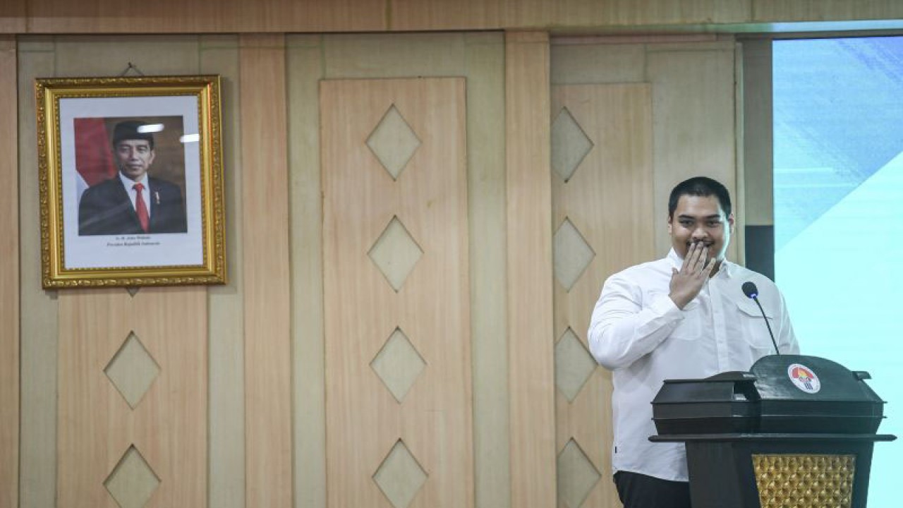 Menteri Pemuda dan Olahraga yang baru Ario Bimo Nandito Ariotedjo memberikan sambutan saat serah terima jabatan di Kantor Kemenpora, Jakarta, Selasa (4/4/2023). ANTARA FOTO/M Risyal Hidayat/foc. (ANTARA FOTO/M RISYAL HIDAYAT)