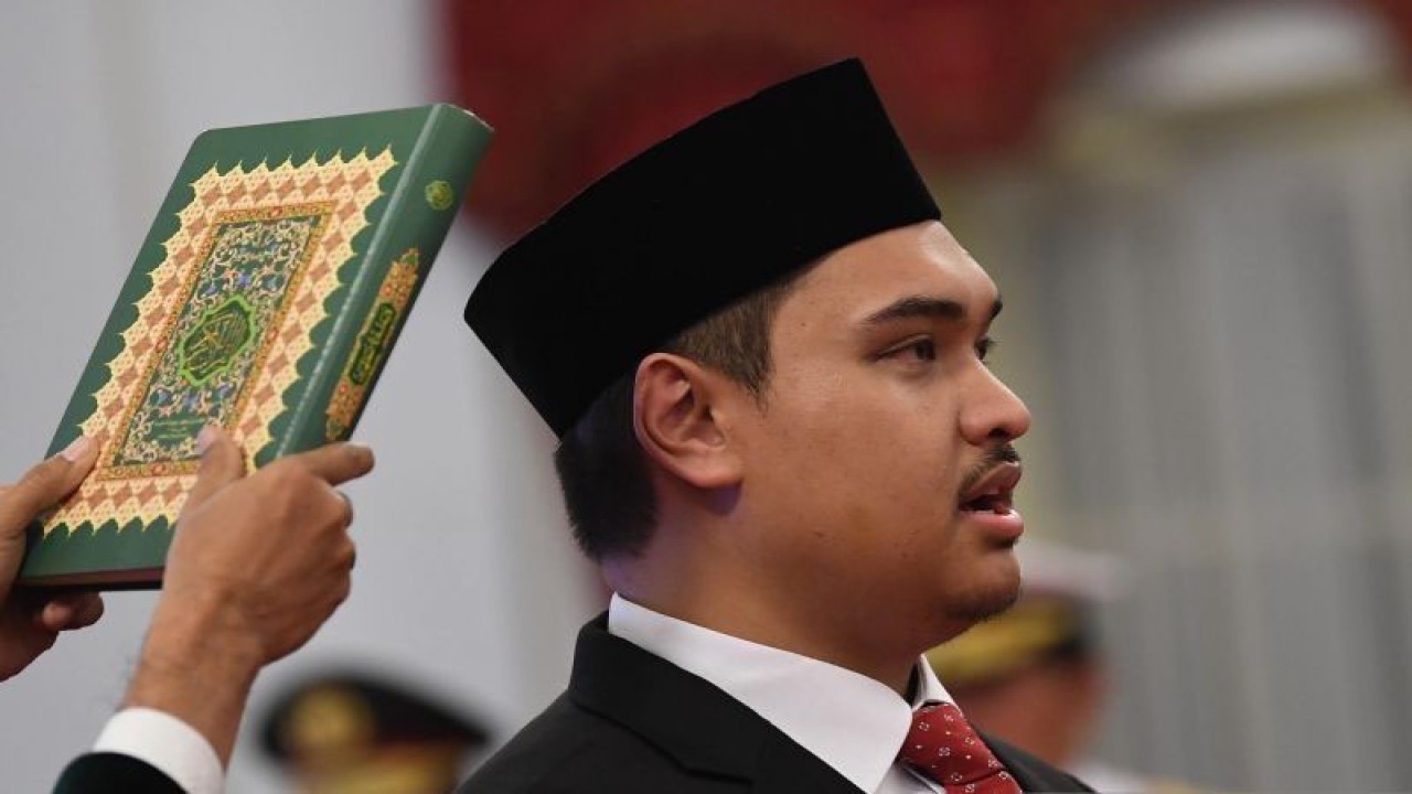 Menpora Ario Bimo Nandito Ariotedjo mengucapkan sumpah saat dilantik Presiden Joko Widodo di Istana Negara, Jakarta, Senin (3/4/2023). Ario Bimo Nandito Ariotedjo resmi dilantik sebagai Menpora sisa jabatan 2019-2024 menggantikan Zainudin Amali. (ANTARA FOTO/Sigid Kurniawan/aww.)