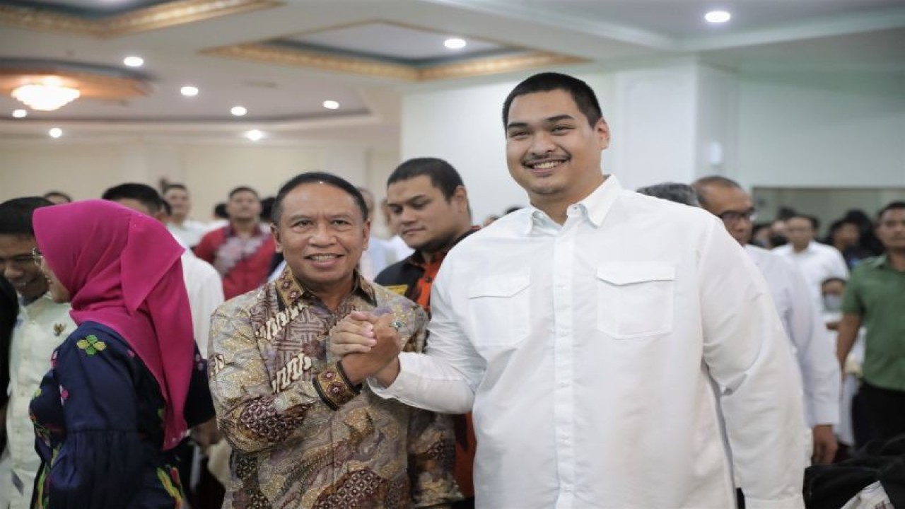 Menteri Pemuda dan Olahraga (Menpora RI) Dito Ariotedjo (kanan) berfoto bersama Menpora sebelumnya Zainudin Amali (kiri). (ANTARA/HO)