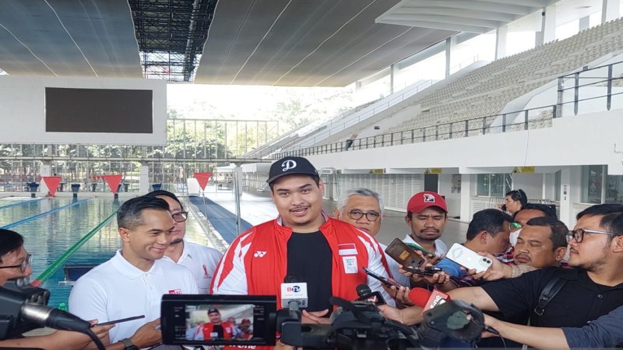 Menpora Dito Ariotedjo (tengah) mengunjungi pelatnas cabang akuatik di Stadion Akuatik Gelora Bung Karno (GBK), Senayan, Jakarta, Rabu (5/4/2023). (ANTARA/Muhammad Ramdan)
