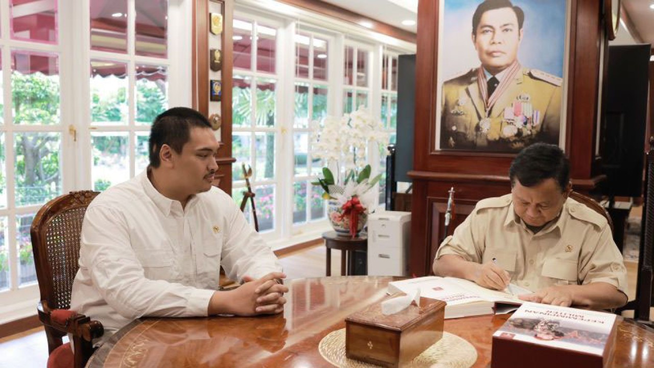 Menteri Pertahanan RI Prabowo Subianto menuliskan pesan-pesan untuk Menteri Pemuda dan Olahraga (Menpora) Dito Ariotedjo yang melakukan kunjungan kerja di Kantor Kemhan RI, Jakarta, Kamis (6/4/2023). ANTARA/HO-Tim Media Prabowo Subianto