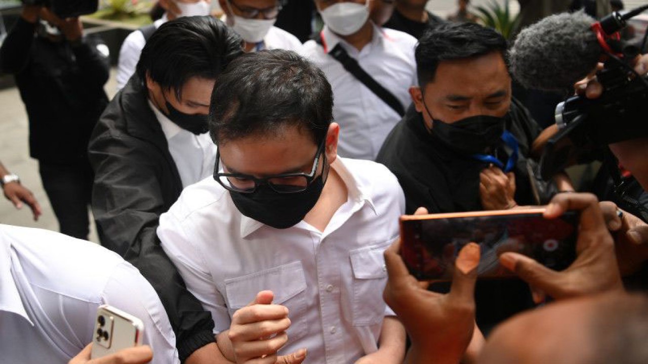 Mahendra Dito (kiri) meninggalkan Gedung Merah Putih KPK seusai diperiksa di Jakarta, Senin (6/2/2023). Penyidik KPK memeriksa Mahendra Dito sebagai saksi terkait kasus dugaan tindak pidana korupsi dan tindak pidana pencucian uang dengan tersangka mantan Sekretaris Mahkamah Agung (MA) Nurhadi. ANTARA FOTO/Sigid Kurniawan/foc (ANTARA FOTO/SIGID KURNIAWAN)