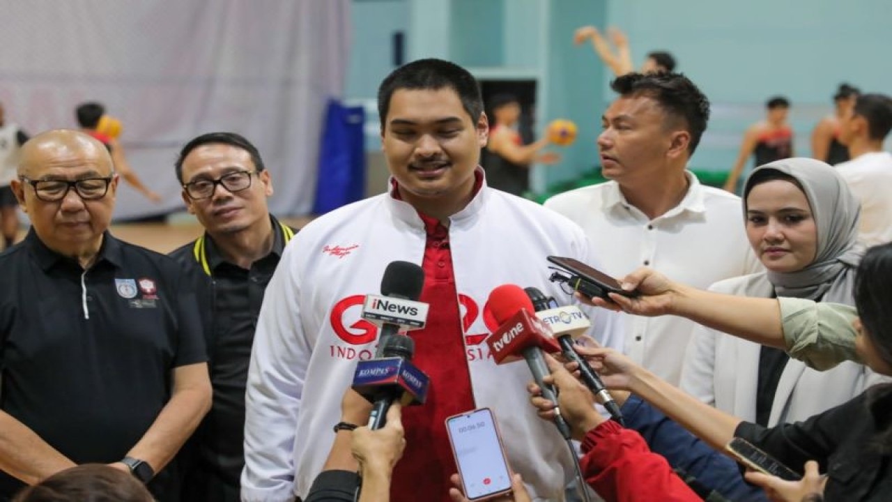 Menteri Pemuda dan Olahraga Dito Ariotedjo memberikan keterangan pada media usai meninjau Pelatnas Timnas Basket 3x3 di GBK Arena Jakarta, Selasa (11/4/2023). ANTARA/HO-Kemenpora