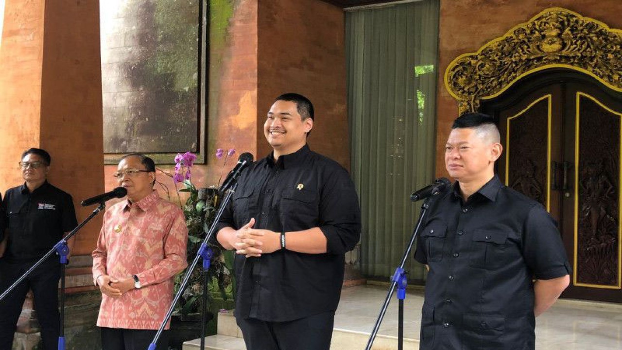 Menpora Dito Ariotedjo bersama Gubernur Bali Wayan Koster membahas World Beach Games 2023 di Denpasar, Jumat (14/4/2023). ANTARA/Ni Putu Putri Muliantari