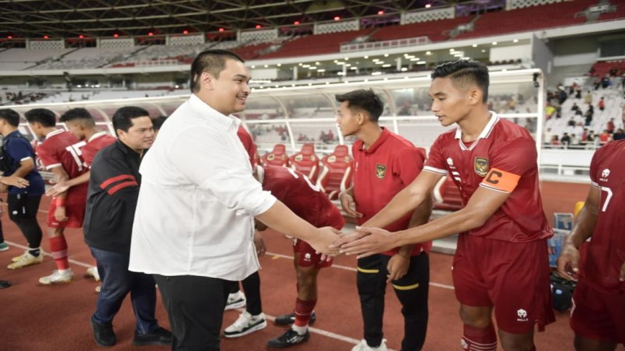 Menpora Dito Ariotedjo menyaksikan langsung pertandingan uji coba antara Indonesia versus Lebanon di Stadion Utama Gelora Bung Karno, Senayan, Jakarta, Jumat (14/4/2023). ANTARA/HO-Kemenpora