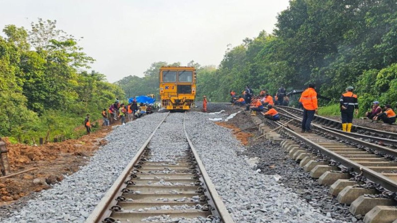 Perbaikan jalur kareta api yang amblas di KM 206+0/2 petak jalur antara Gilas - Sepancar. Bandarlampung, Jumat, (28/4/2023). (ANTARA/HO-PT KAI Divre IV Tanjungkarang)