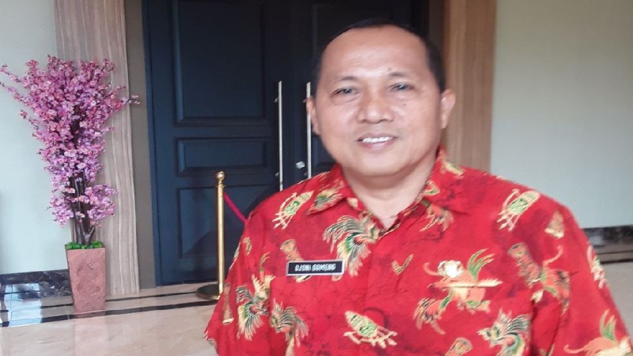Kepala Dinas Tenaga Kerja Biak Numfor Djoni Domeng. ANTARA/Muhsidin