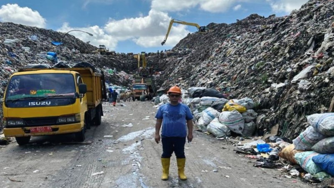 Petugas Dinas Lingkungan Hidup (DLH) beraktifitas membuka akses jalan usai mengeruk tumpukan gunung sampah dengan alat berat di Tempat Pembuangan sampah Akhir (TPA) Tamangapa Antang, Kecamatan Manggala, Makassar, Sulawesi Selatan. ANTARA/HO/Dokumentasi Pemkot Makassar.