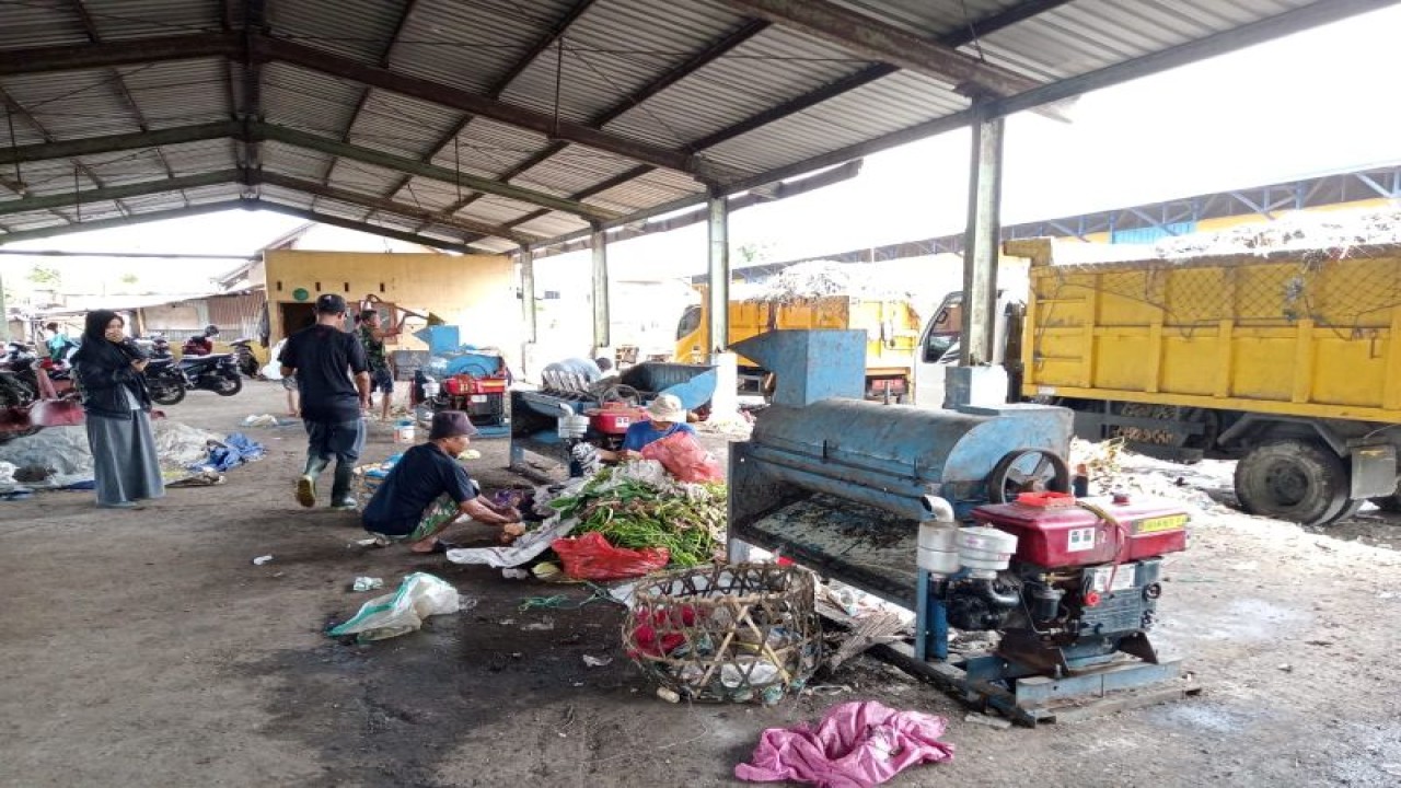 Sejumlah pekerja melakukan pengolahan sampah di Tempat Pengolahan Sampah Terpadu (TPST) Sandubaya Kota Mataram, Provinsi Nusa Tenggara Barat. (ANTARA/Nirkomala)