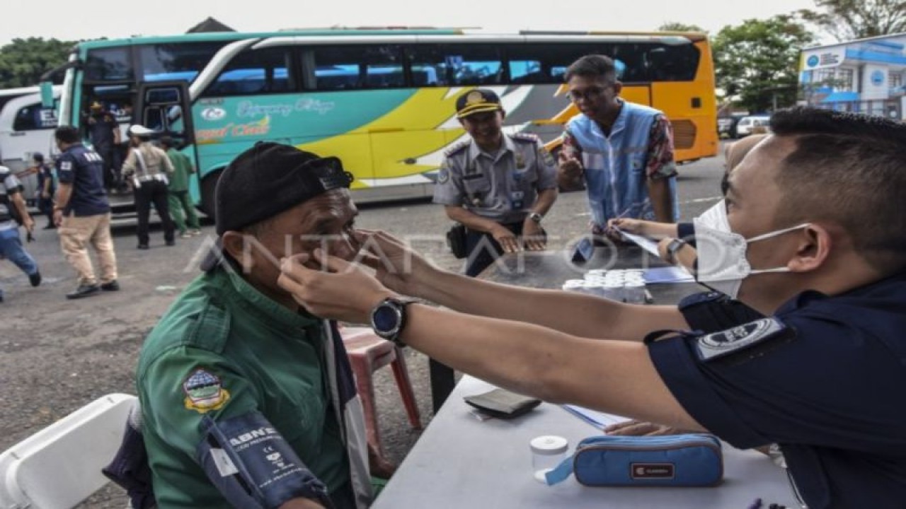 Petugas BNN Ciamis memeriksa kondisi kesehatan awak bus dan tes urine sebelum pemberangkatan di Terminal Kabupaten Ciamis, Jawa Barat, Kamis (13/4/2023). Pemeriksaan kesehatan dan tes narkoba sopir bus tersebut untuk menjamin keselamatan perjalanan mudik Lebaran. (ANTARA FOTO/Adeng Bustomi/tom.)