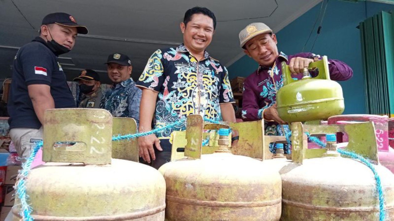 Kepala DPKUKMP Kota Palangka Raya, Kalimantan Tengah Samsul Rizal (kanan) melaksanakan sidak penjual gas elpiji 3kg yang berada di Jalan G Obos 12 Kelurahan Menteng, Kecamatan Jekan Raya, Kamis (27/4/2023). ANTARA/Adi Wibowo