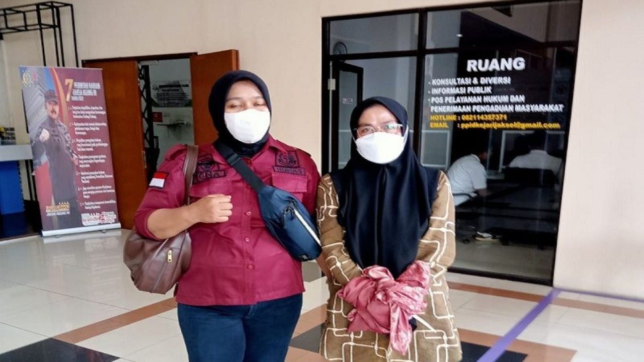 Petugas Intel Kejati Jambi saat hendak membawa DPO yang juga terpidana kasus korupsi dana desa dari Jakarta menuju Jambi, Kamis (6/4/23).(ANTARA/HO/Penkum Kejati Jambi)