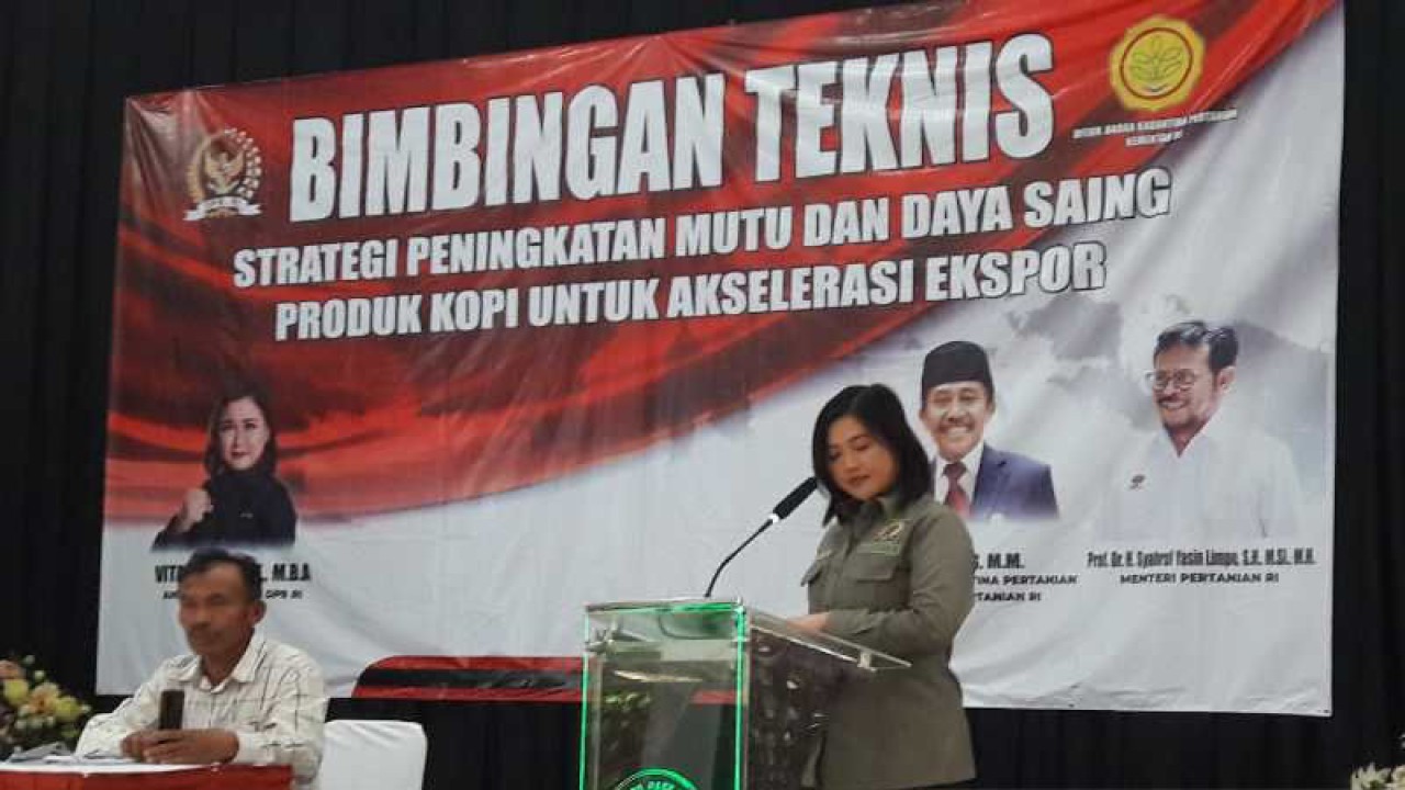 Anggota Komisi IV DPR RI Vita Ervina menyampaikan paparan pada bimbingan teknis strategi peningkatan mutu dan daya saing produk kopi untuk akselerasi ekspor di Temanggung, Rabu. ANTARA/Heru Suyitno
