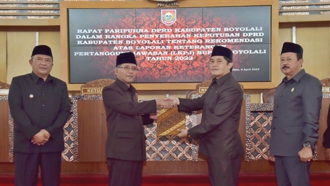 Bupati Boyolali M. Said Hidayat (dua kiri) didampingi Wakil Bupati Boyolali Wahyu Irawan (kiri) saat menerima Rekomendasi LKPJ dari Ketua DPRD Kabupaten Boyolali Marsono (dua kanan) dan Wakil Ketua DPRD Boyolali Fuadi di Ruang Rapat Paripurna DPRD Boyolali, Jawa Tengah, Selasa (4/4/2023). (ANTARA/Bambang Dwi Marwoto)