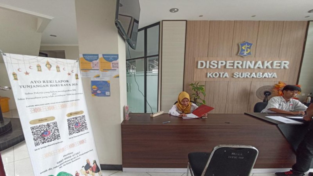 Posko pengaduan THR di kantor Disperinaker di Jalan Penjaringan Asri Nomor 36 Kota Surabaya (ANTARA/HO-Diskominfo Surabaya)