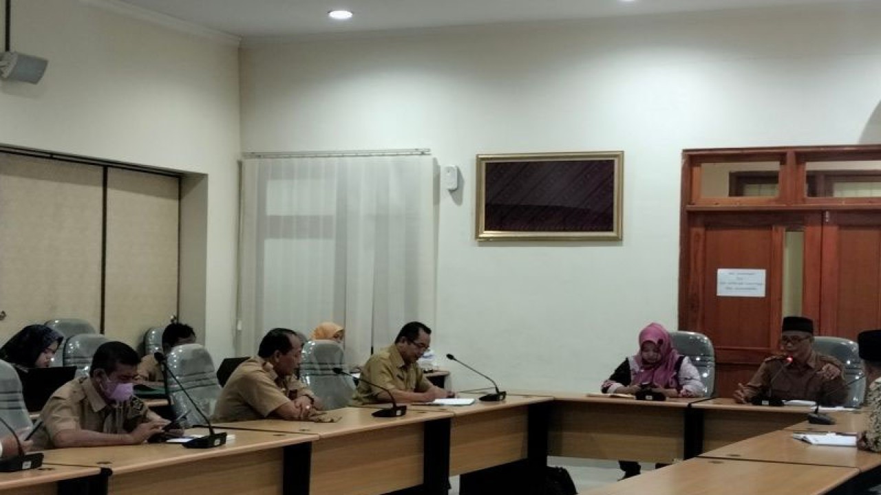 Panitia Khusus Asrama Haji DPRD Kulon Progo rapat kerja dengan sekda dan jajaran. (ANTARA/Sutarmi)