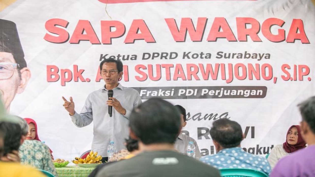 Ketua DPRD Surabaya Adi Sutarwijono saat melakukan pertemuan dengan warga di Kalirungkut, Kota Surabaya, belum lama ini. (ANTARA/HO-Diskominfo Surabaya)