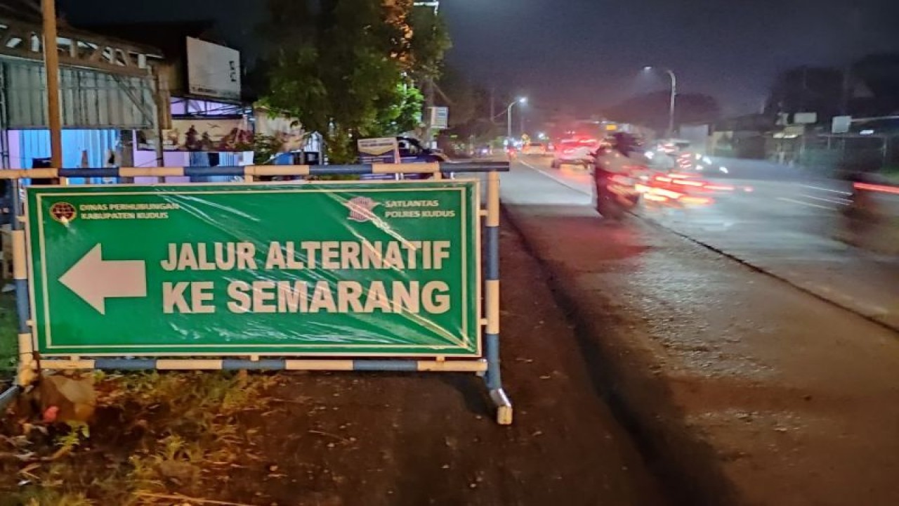 Rambu penunjuk jalur alternatif yang terpasang di tepi Jalan Pantura Timur Kudus untuk memudahkan pemudik dari arah Surabaya menuju Semarang. (ANTARA/HO-Dishub Kudus.)