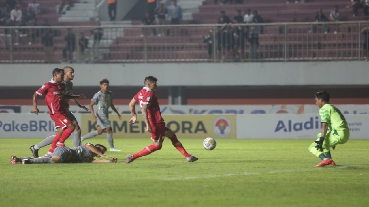 Pesepak bola Persis Solo Fernando Rodriguez (kedua kanan) mengecoh penjaga gawang Persebaya Surabaya Andhika Ramadhani (kanan) pada pertandingan Liga 1 di Stadion Maguwoharjo, Sleman, DI Yogyakarta, Sabtu (8/4/2023). ANTARA FOTO/Hendra Nurdiyansyah/aww.