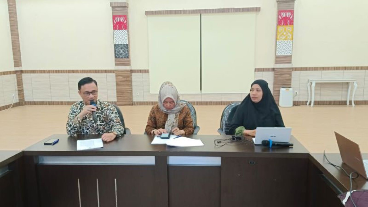 Perancang Ahli Madya Kanwil Kemenkumham Sulsel Asryani memimpin rapat fasilitasi harmonisasi dua Ranperwali Parepare. ANTARA/HO/Kemenkumham Sulsel
